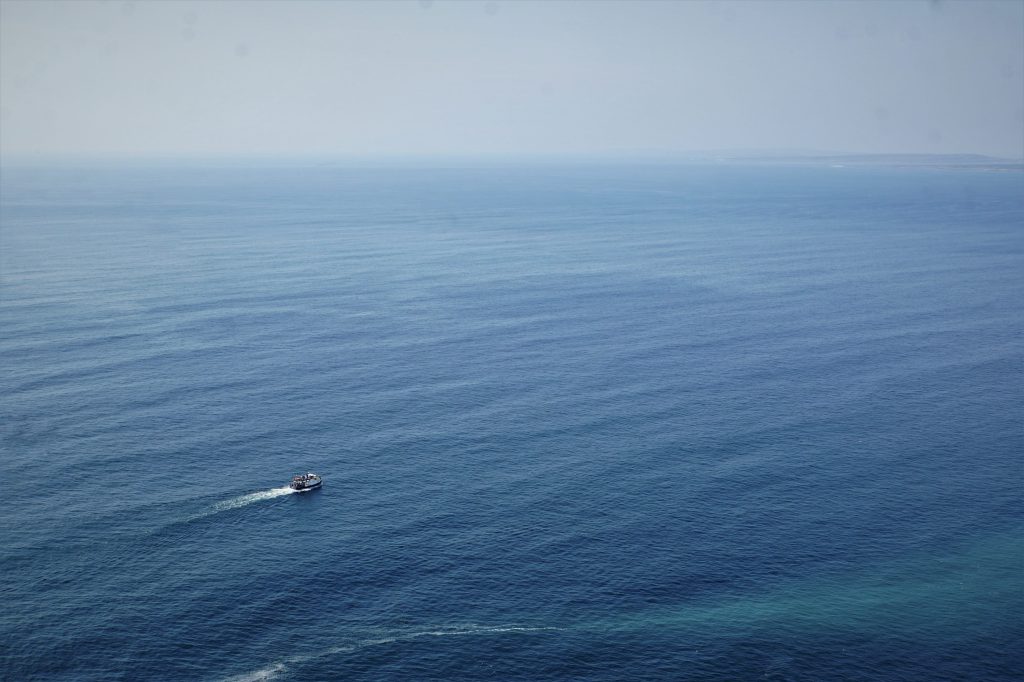 Ein einsames Boot auf weitem Meer.