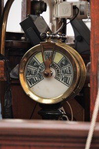 Ein Maschinentelegraf auf einem Schiff.