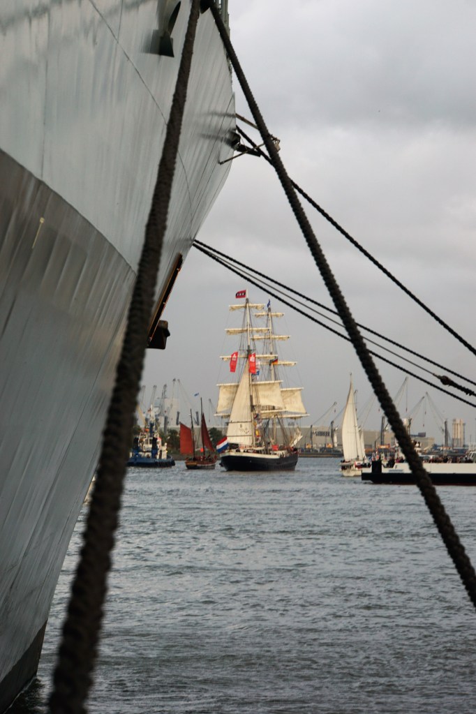 Ein festgemachtes Schiff, ein anderes Segelschiff im Hintergrund