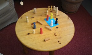 Figuren auf einem Tisch zur Aufstellungsarbeit.