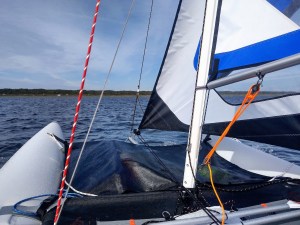 Ein Segelboot auf dem Wasser bei schönem Wetter.